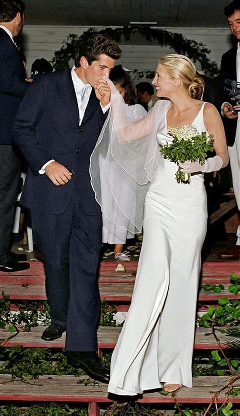 carolyn bessette kennedy wedding gown